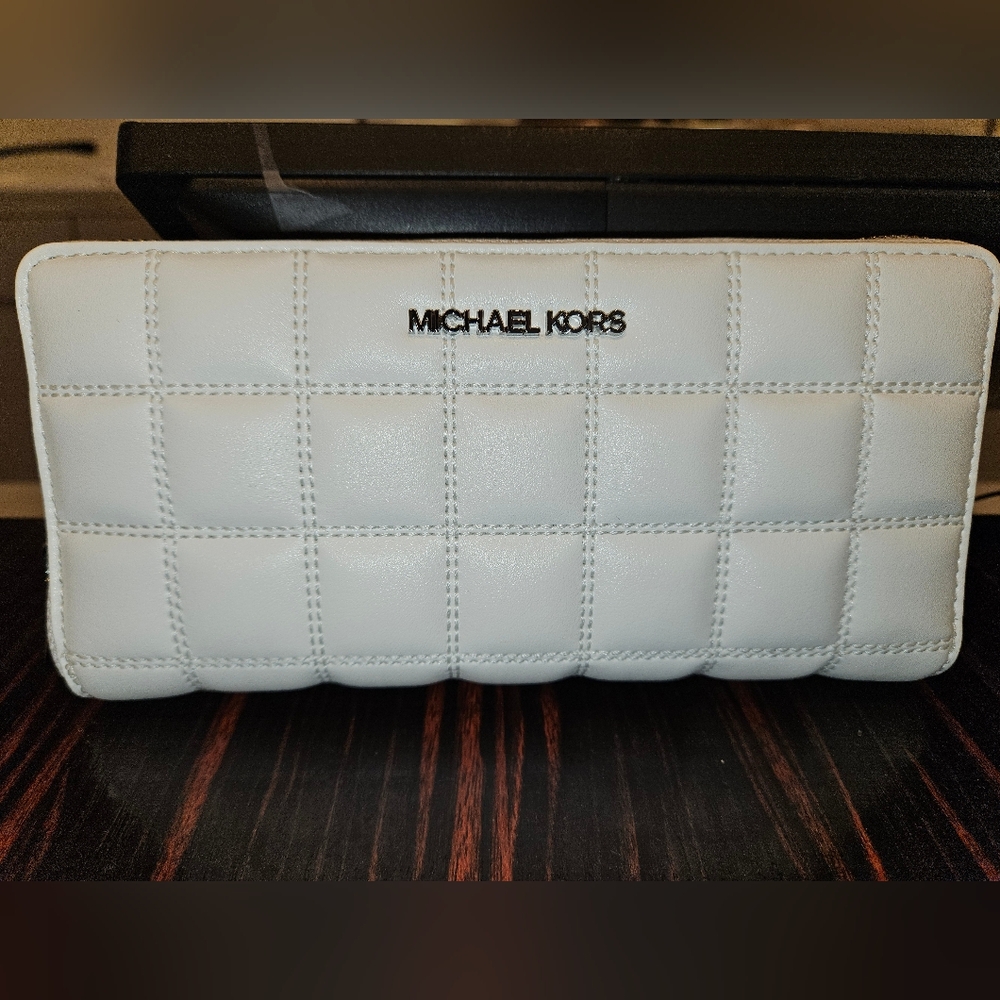Michael Kors Quilted Continental Wallet - Picture 4 of 4